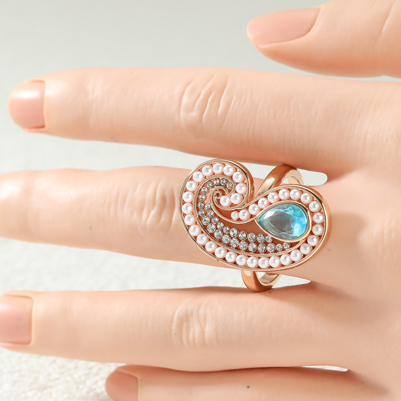 Asymmetric Spiral Hollow Women's Ring with Synthetic Zirconia